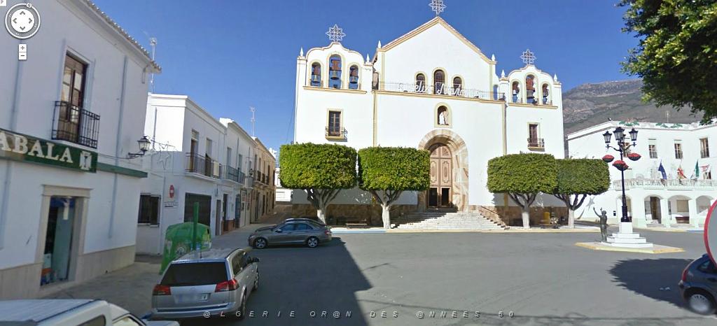 DALIAS-ALMERIA LE PARVIS DE L EGLISE.JPG